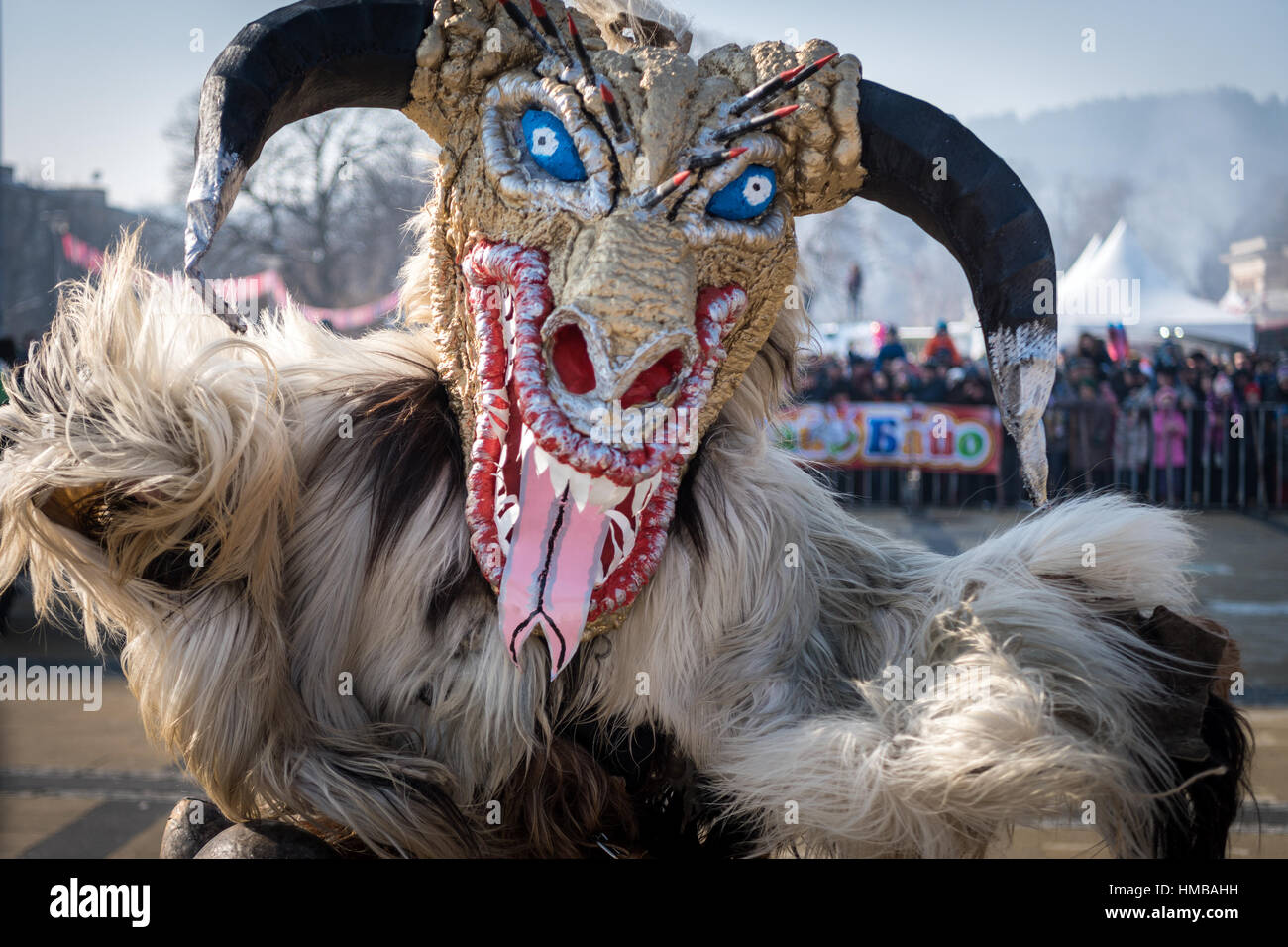 Jährliches internationales Festival der Maskerade-Kostüme "Surva" in Pernik, Bulgarien Stockfoto