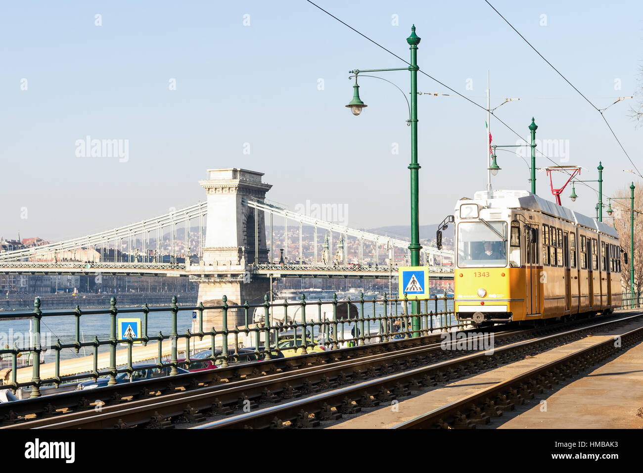 BUDAPEST, Ungarn - Tram 30. Dezember 2016 - am Ufer der Donau und Kettenbrücke im Hintergrund Stockfoto
