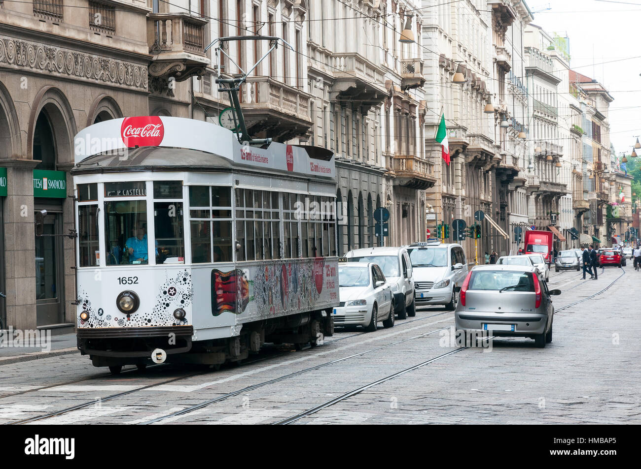 Straßenbahn mit Coca-Cola Werbung auf den Straßen von Mailand Stockfoto