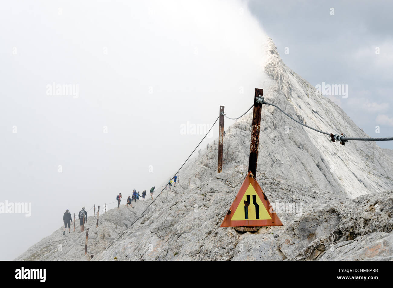 Gruppe von Menschen zu Fuß auf den Rand des Koncheto Grat bei extremen Wetterbedingungen Stockfoto