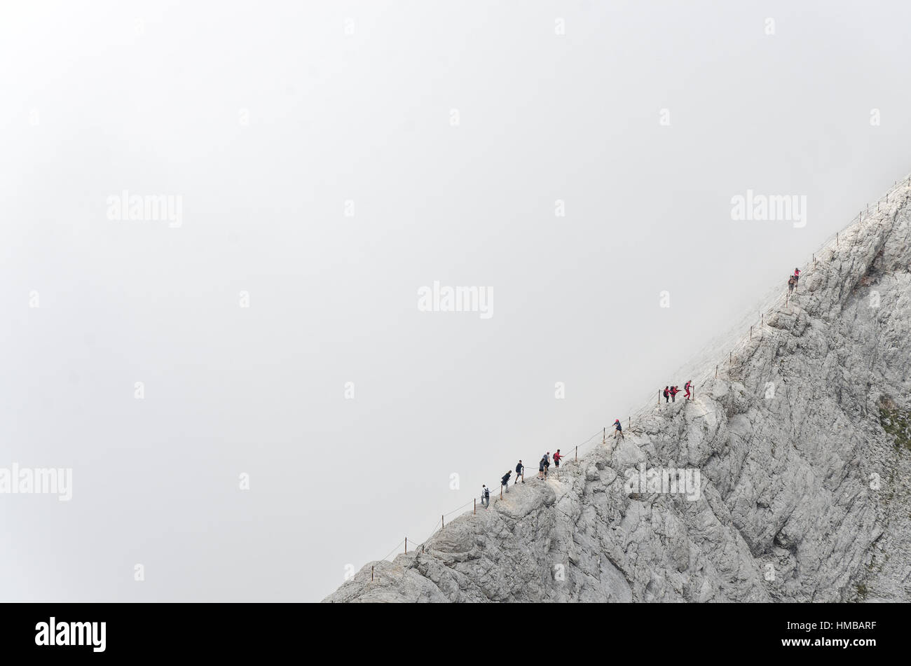 Gruppe von Menschen zu Fuß auf den Rand des Koncheto Grat bei extremen Wetterbedingungen Stockfoto