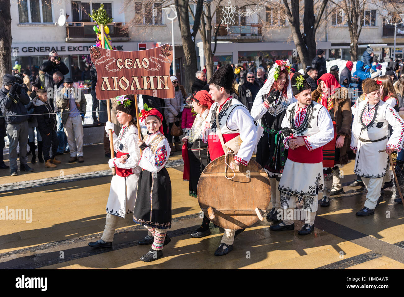 Jährliches internationales Festival der Maskerade-Kostüme "Surva" in Pernik, Bulgarien Stockfoto