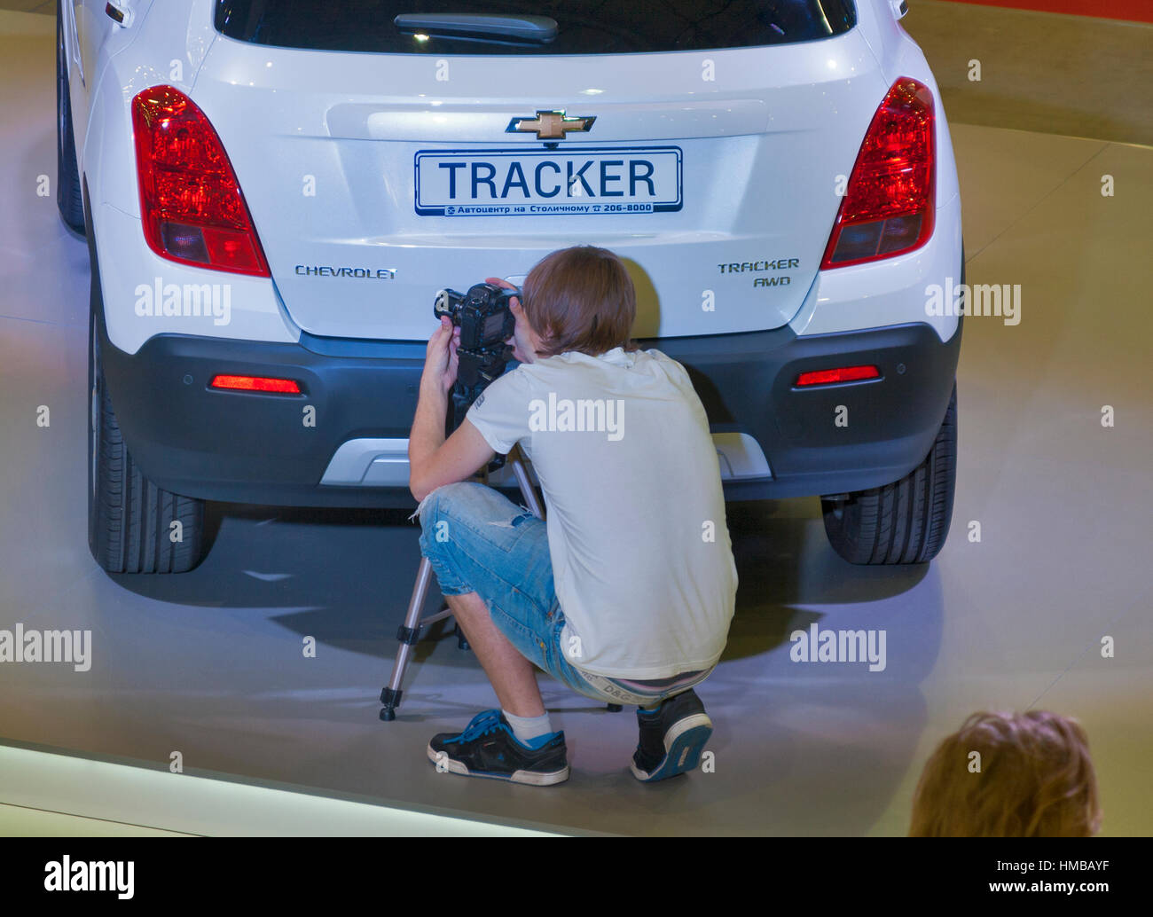 Kiew, UKRAINE - 29 Mai: Unbekannter Fotograf nimmt Bilder der neuen Auto-Modell Mini SUV Chevrolet Tracker auf dem Display des SIA "2013 Kiew International Mot Stockfoto