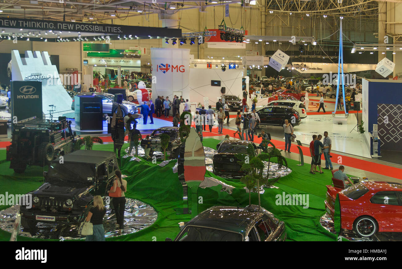 Kiew, UKRAINE - 29 Mai: Besucher Besuch Ausstellung Ständen der verschiedenen internationalen Automobilhersteller mit neuen Automodelle auf dem Display des SIA "2013 Kyi Stockfoto