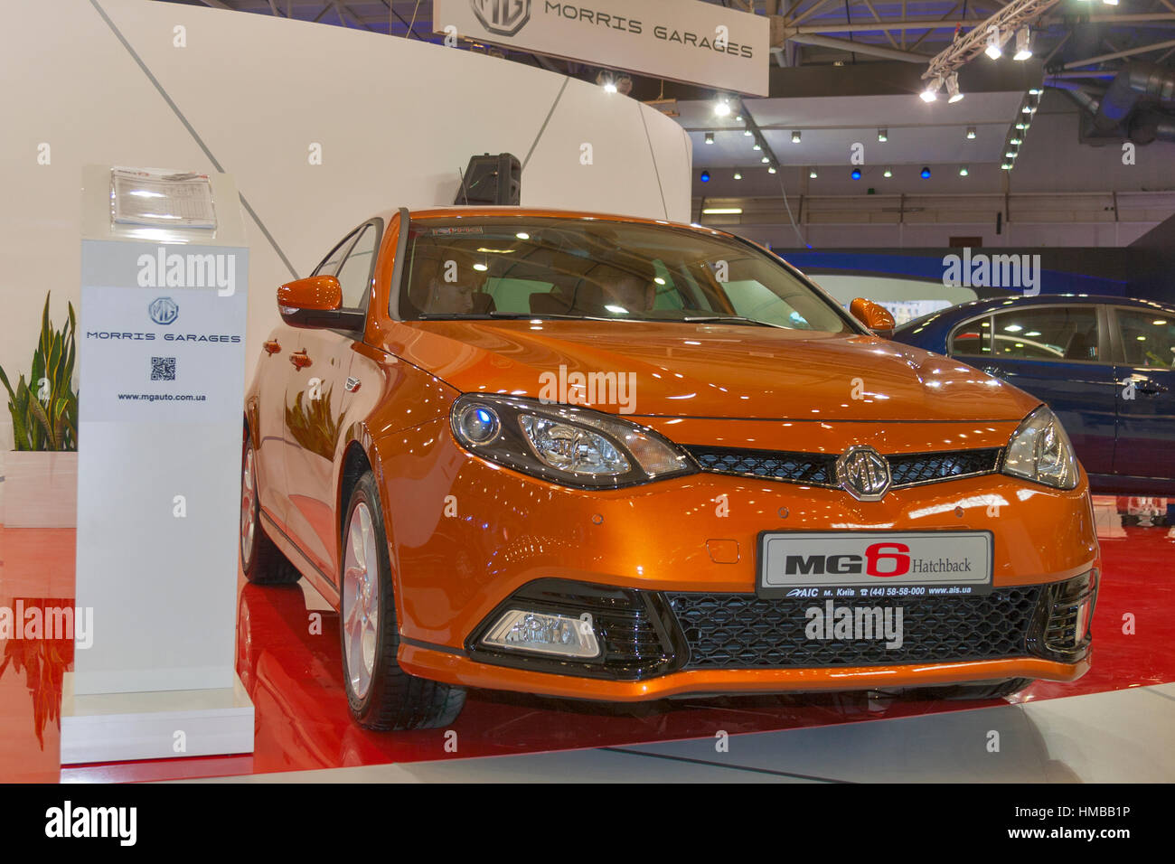 Kiew, UKRAINE - 29 Mai: Besucher Besuch neue Morris Garagen MG6 Fließheck Auto-Modell auf dem Display des SIA "der 21. Kiew International Motor Show in In 2013 Stockfoto