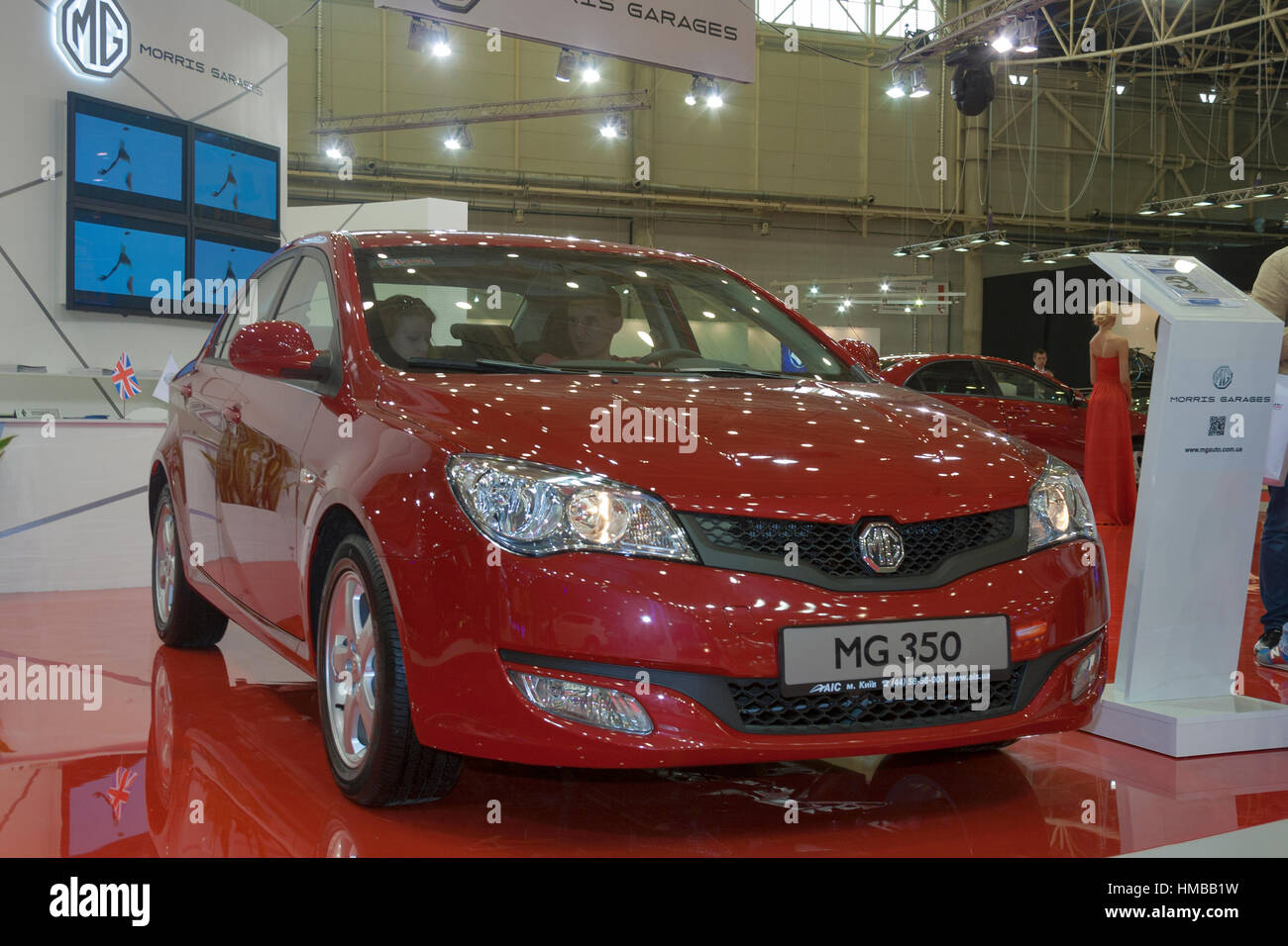 Kiew, UKRAINE - 29 Mai: Besucher Besuch neues Morris Garagen MG 350 Automodell auf dem Display des SIA "2013 der 21. Kiew International Motor Show in internationa Stockfoto