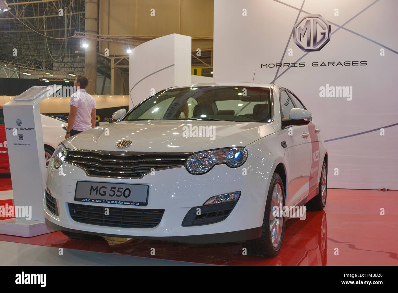 Kiew, UKRAINE - 29 Mai: Besucher Besuch neues Morris Garagen MG 550 Automodell auf dem Display des SIA "2013 der 21. Kiew International Motor Show in internationa Stockfoto