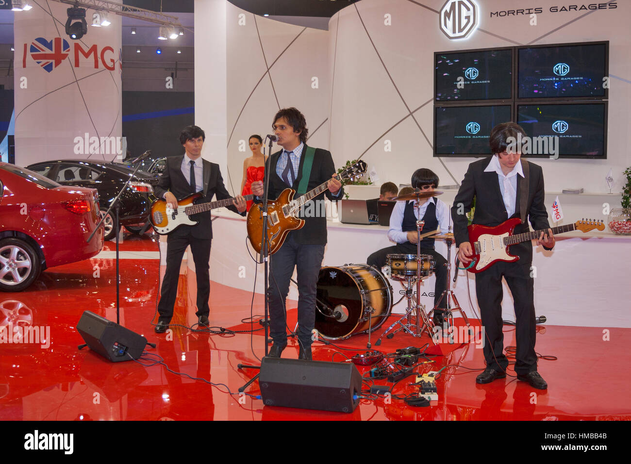 Kiew, UKRAINE - 29. Mai: Simuliert unbekannten Rockband The Beatles bei Morris Garages Präsentation auf dem Display des SIA "2013 21. Kiew International Mot Stockfoto