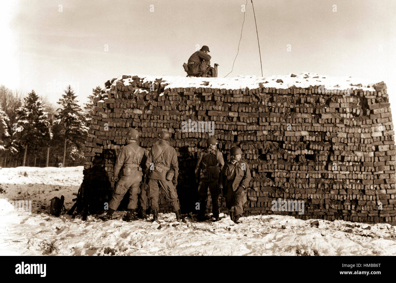 Die Pathfinder-Einheit der 101st Airborne Div., fiel mit dem Fallschirm, richtet ein Radaranlagen in der Nähe von Bastogne, Belgien.  Es ist ihre Aufgabe, Flugzeuge mit medizinischem Material und Munition in die Division, die von den deutschen belagert führen.  23. Dezember 1944.  T5c. Krochka. (Armee) NARA-DATEI #: 111-SC-222396 KRIEG & KONFLIKT BUCH #: 1072 Stockfoto