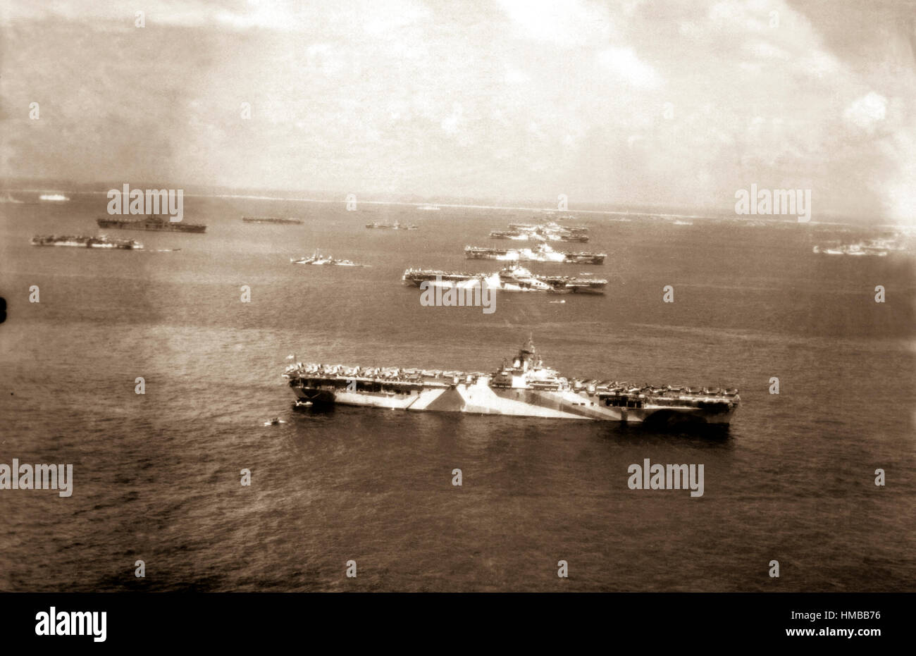 Schiffe der Kämpfe Flotte im Ulithi-Atoll, Vordergrund, Hintergrund: USS WASP, USS YORKTOWN, USS LEXINGTON, USS HORNET, USS HANCOCK, USS TICONDEROGA.  Dezember 1944. (Marine) Genaues Datum erschossen unbekannte NARA Datei #: 080-G-294131 Krieg & Konflikt buchen #: 1201 Stockfoto