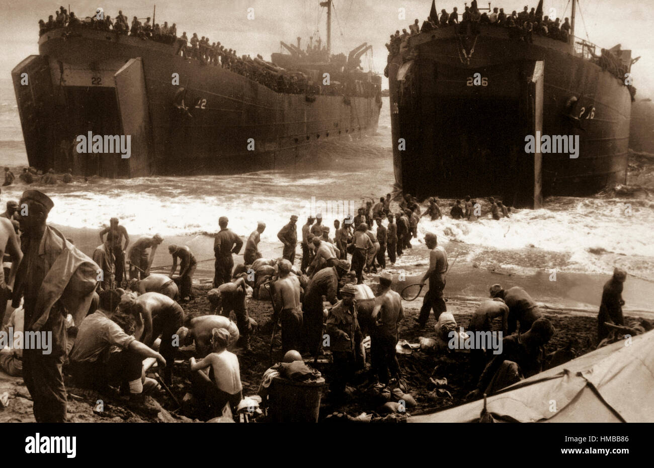 Zwei Küstenwache besetzt LST öffnen ihre großen Kiefer in der Brandung, die auf Leyte Insel Strand wäscht, wie Soldaten herunter Streifen und bauen Sandsack Pfeiler, die Rampen, um Entladevorgänge zu beschleunigen.  1944. (Küstenwache) genaue Datum erschossen unbekannte NARA Datei #: # 026-G-3738 Krieg & Konflikt zu buchen: 1210 Stockfoto