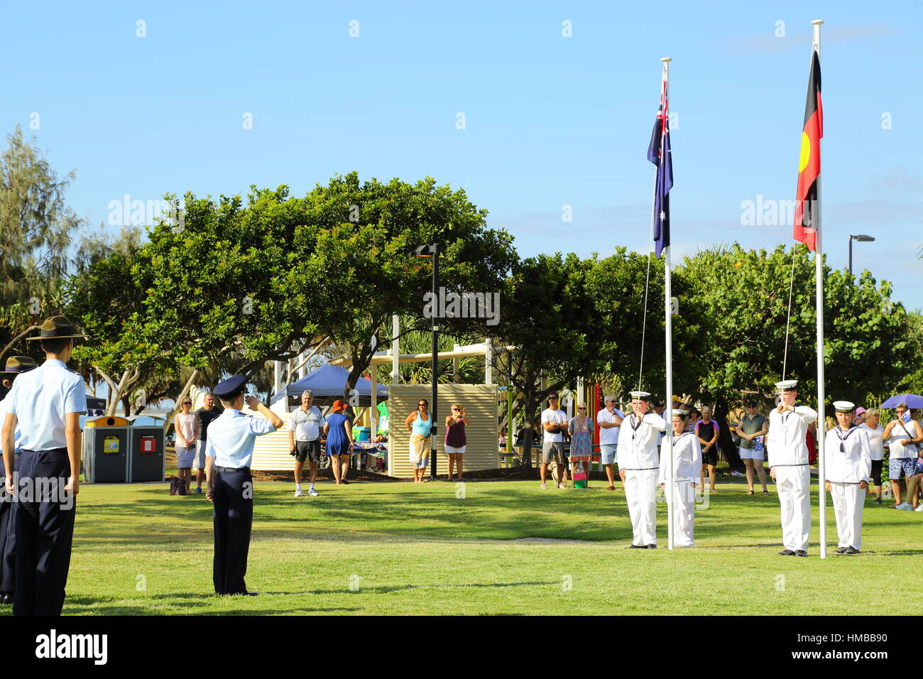 Marine und Polizeikadetten Ehre wache Stand stramm vor Australien und Aborigines Fahnen am Australia Day am Kings Beach in Queensland, Australien. Stockfoto