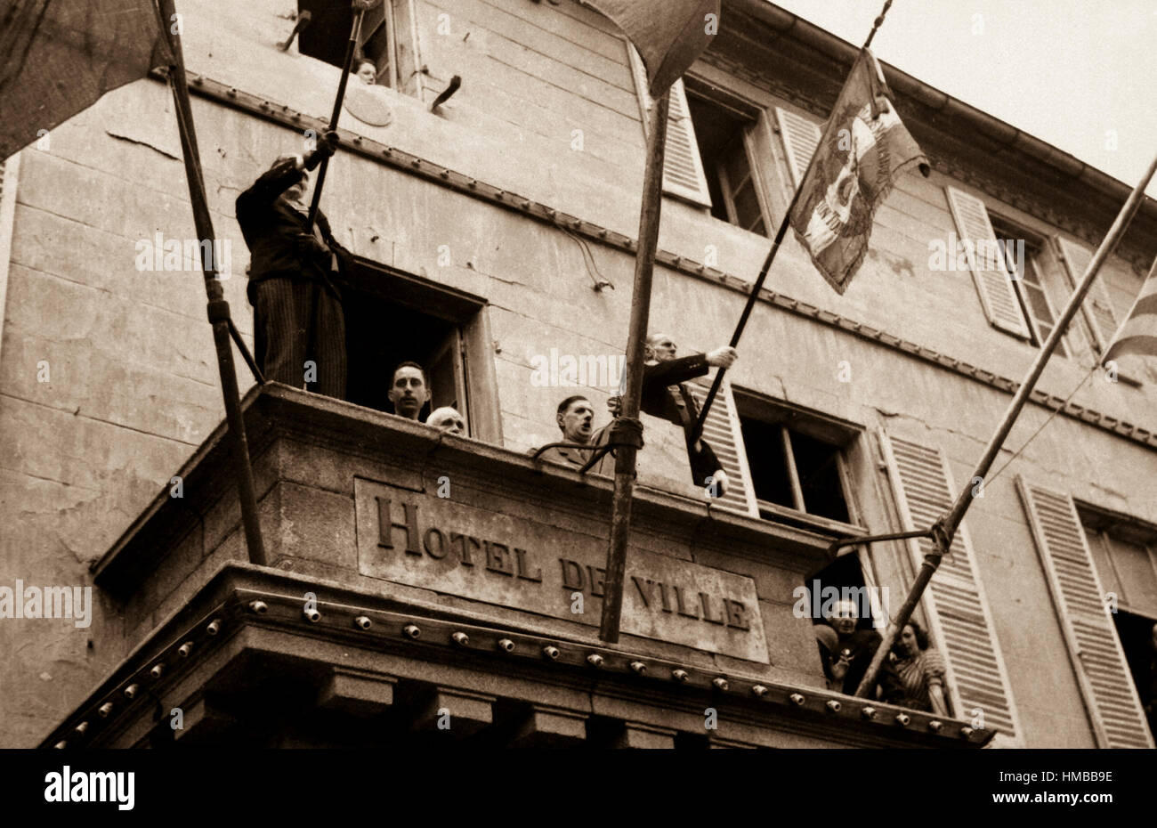 General Charles de Gaulle, Präsident des französischen Komitees der nationalen Befreiung, spricht zu den Menschen von Cherbourg vom Balkon des Rathauses während seines Besuchs in der französischen Hafenstadt am 20. August 1944.  (OWI) NARA-DATEI #: 208-MFI-5H-1 KRIEG & KONFLIKT BUCH #: 1056 Stockfoto