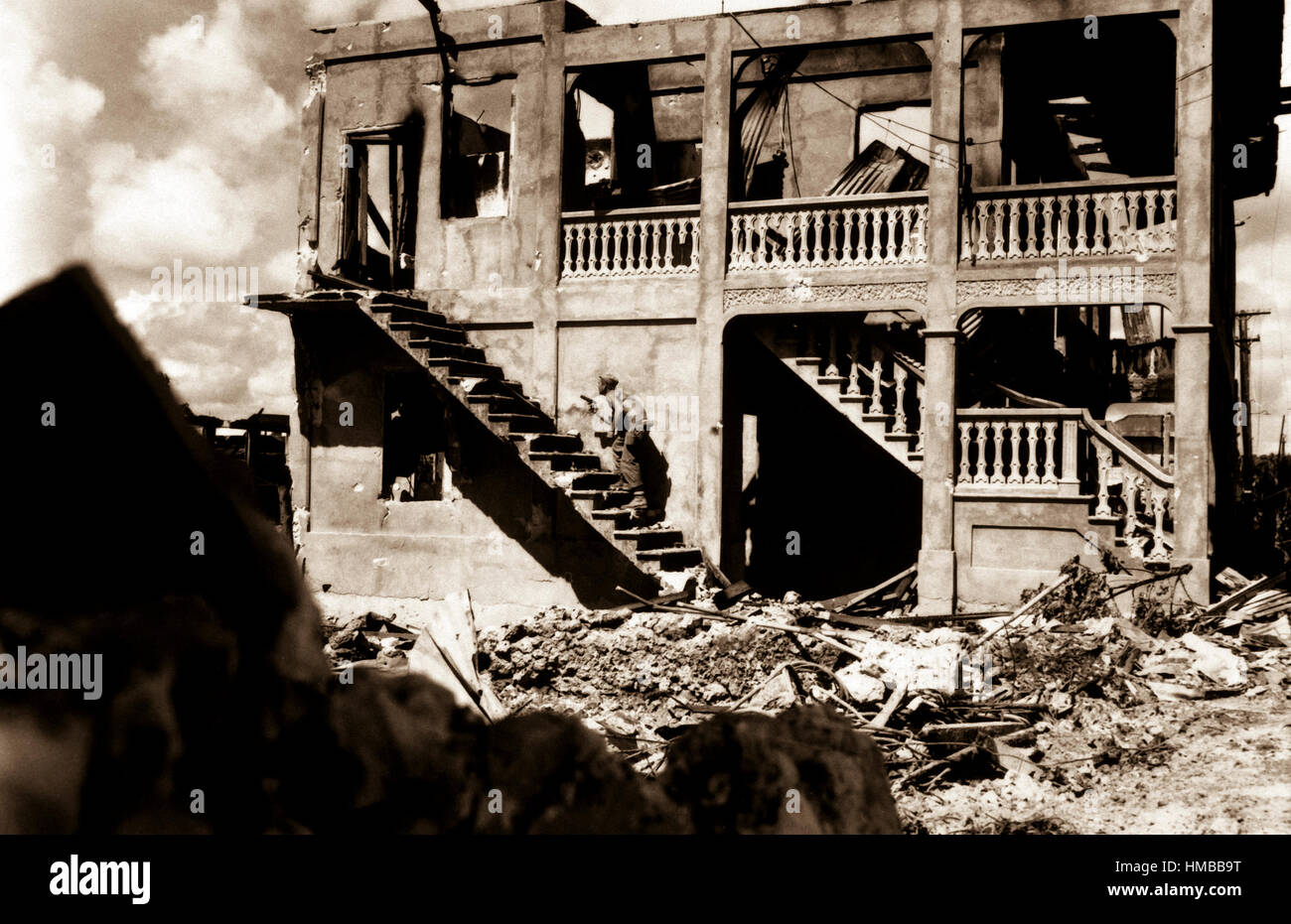 Eine Marine aus der dritten Marine Division geht nach einem Scharfschützen in einem geschälten Gebäude, Guam, August 1944.  CPL. J. F. Andrejka (Marineinfanterie) genaue Datum erschossen unbekannte NARA Datei #: 127-N-151749 Krieg & Konflikt Buch #: 1190 Stockfoto