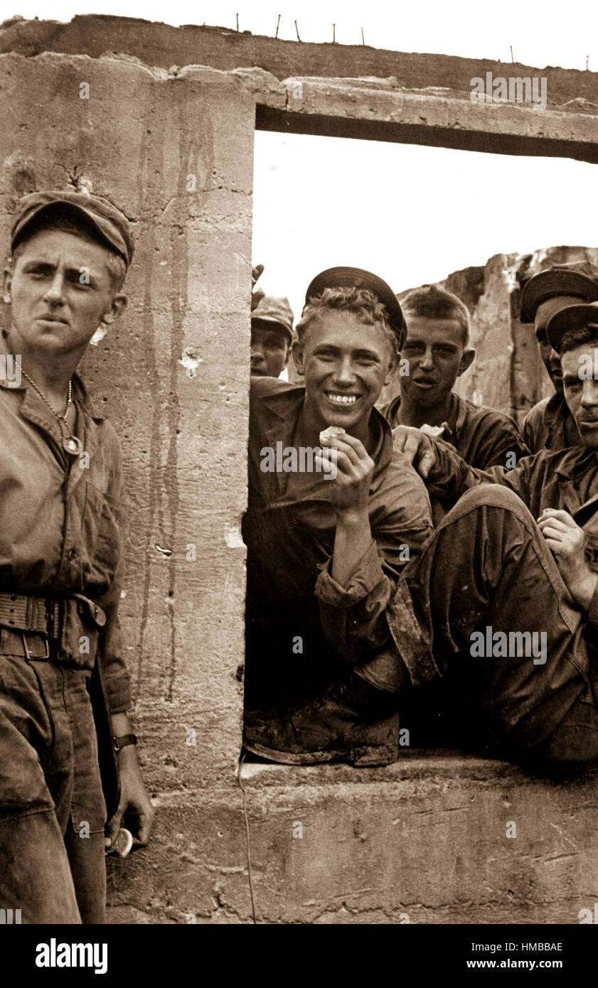 Marines pause am Agat während Pause im Kampf für die Rückeroberung von Guam.  Juli 1944.  Lt. Paul Dorsey.  (Marine) Genaues Datum erschossen unbekannte NARA Datei #: 080-G-475164 Krieg & Konflikt buchen #: 873 Stockfoto