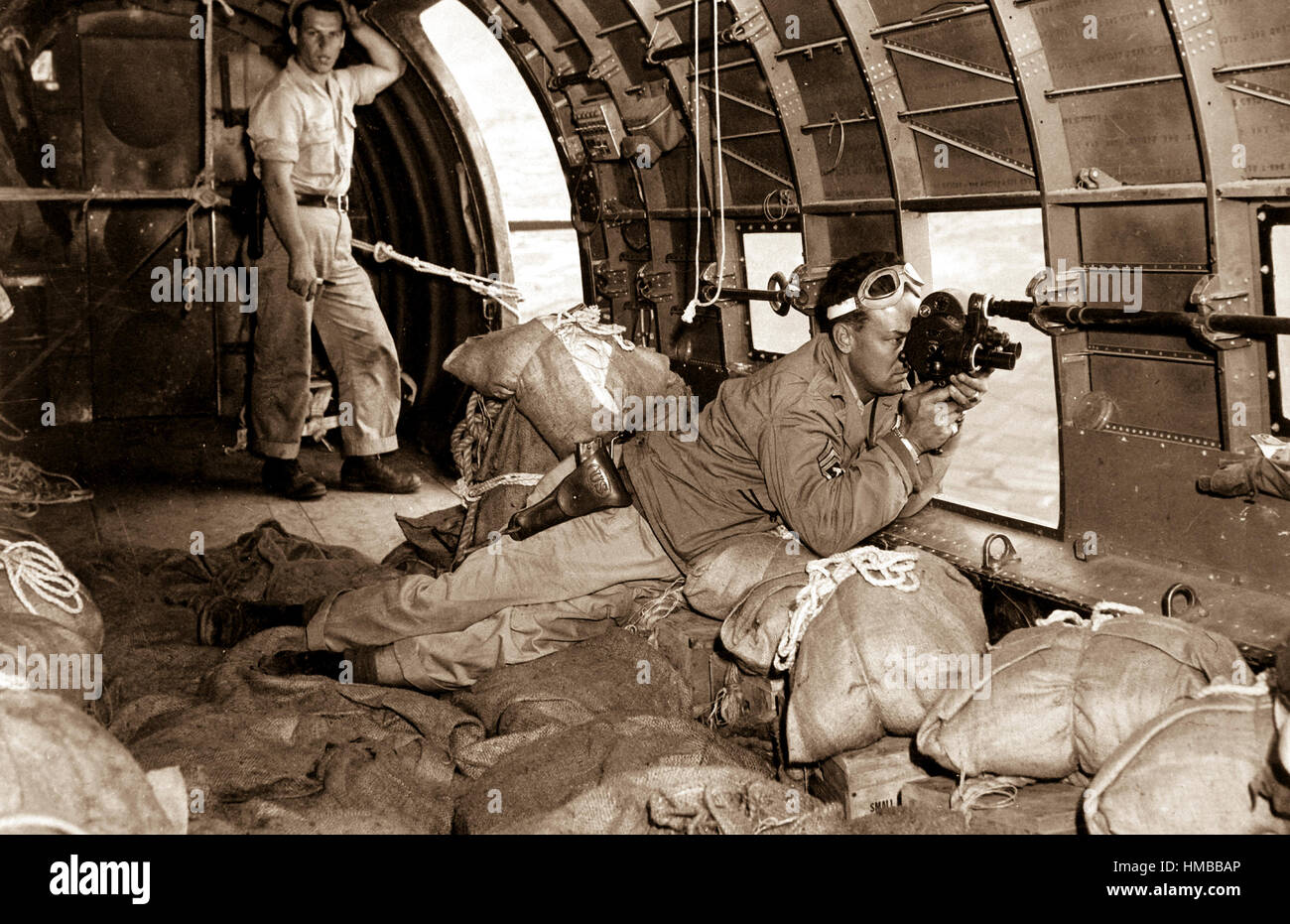 T/3 Clifford Wright von Culver City, Kalifornien, US Army Signal Corps Fotograf schießt bewegte Bilder der Vorräte fallenlassen von Flugzeugen an chinesischen Kräfte in das Innere der China.  17. Juni 1944.  T4c. Clayton.  (Armee) NARA-DATEI #: 111-SC-211318 KRIEG & KONFLIKT BUCH #: 865 Stockfoto