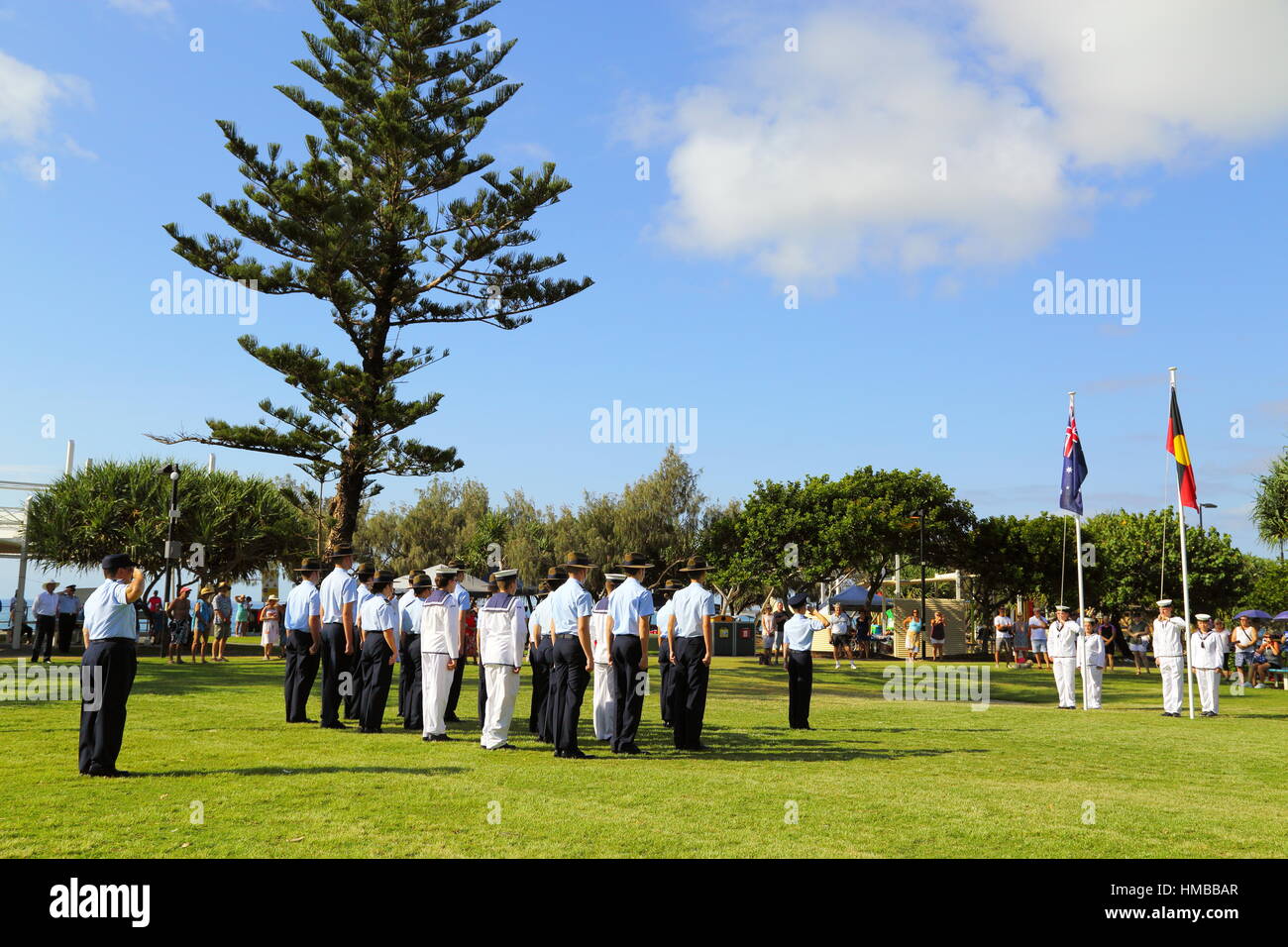 Marine und Polizeikadetten Ehre wache Stand stramm vor Australien und Aborigines Fahnen am Australia Day am Kings Beach in Queensland, Australien. Stockfoto