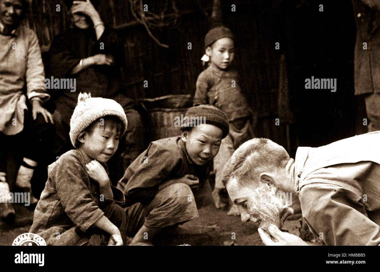 Diese zwei chinesische Jugendliche sind fasziniert von den Anblick eines amerikanischen Soldaten, die im Freien zu rasieren.  Yunnan, China. Juni 1944. (Armee) Genaues Datum erschossen unbekannte NARA Datei #: 111-SC-192535 Krieg & Konflikt buchen #: 1265 Stockfoto