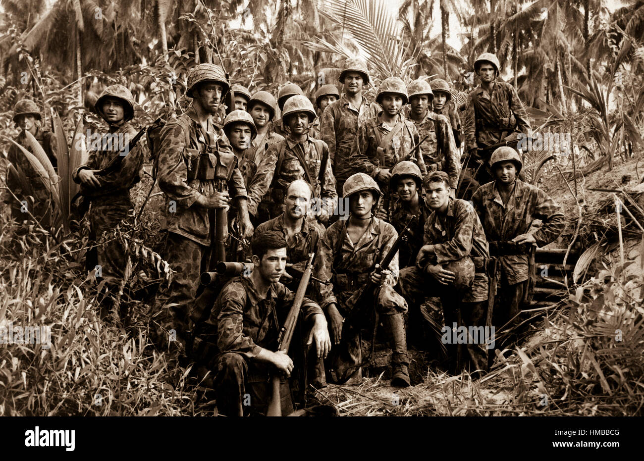 Diese Männer haben den blutigen Ruf als geschickte Dschungel Kämpfer verdient.  Sie sind US Marine Raiders versammelten sich vor einem Jap Einbaum auf Kap Totkina auf Bougainville, Soloman Islands, die halfen, um zu nehmen.  Januar 1944. (Marine) Genaues Datum erschossen unbekannte NARA Datei #: 080-G-205686 Krieg & Konflikt buchen #: 1200 Stockfoto