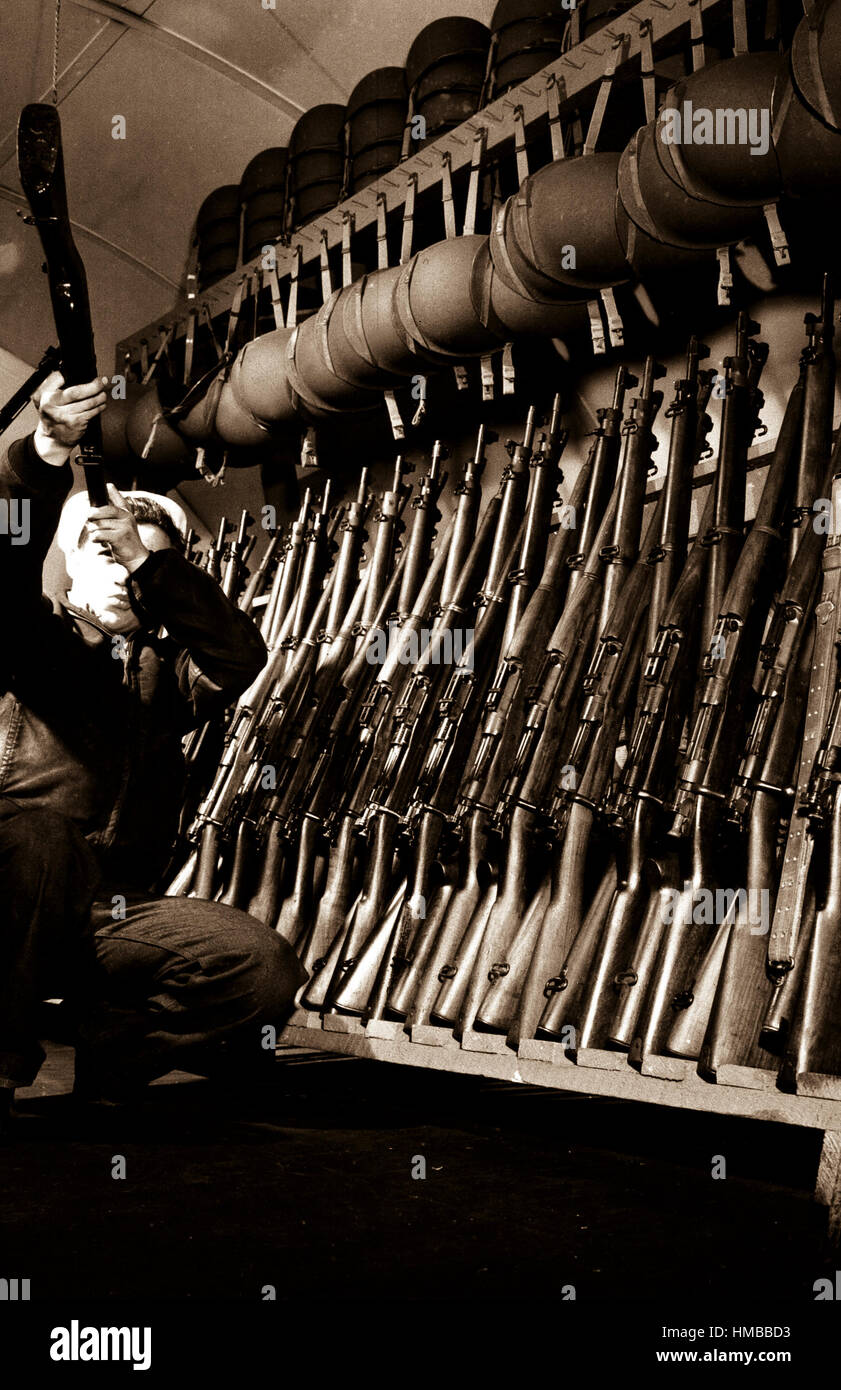 Gruppe 4.  Blick über Waffen im Schutzraum.  England, ca. 1944.  (OSS) Genaues Datum erschossen unbekannte NARA Datei #: 226-FPL-4-17 Krieg & Konflikt buchen #: 851 Stockfoto