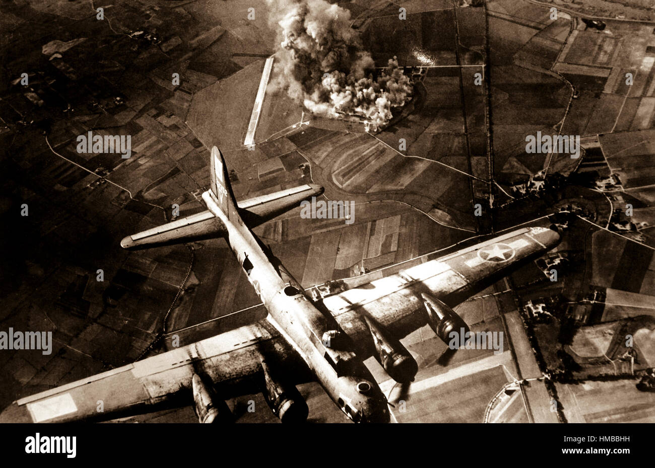 "Der erste große Überfall von der 8th Air Force wurde auf eine Focke Wulf Werk in Marienburg.  Kommen wir zurück, die deutschen waren in voller Kraft und wir verloren mindestens 80 Schiffe - 800 Männer, viele davon Kumpels. "  1943. Army Air Forces.  (OWI) Stockfoto