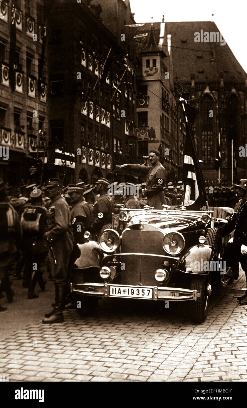 Reichsparteitage.  Der Vorbeimarsch der SA bin Fuhrer.  Parade der SA-Truppen vorbei an Hitler.  Nürnberg, 9. November 1935. Stockfoto