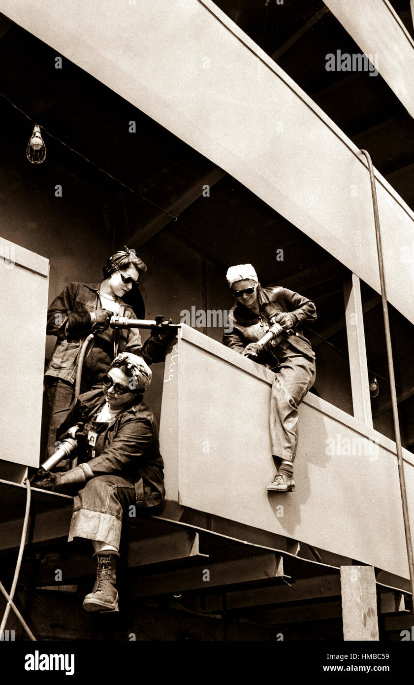 Häcksler.  1942. Marinship Corp.  (Frauen Bureau) Häcksler. Frauen arbeiten auf chipping Farbe navy Schiffe im zweiten Weltkrieg in Kalifornien. Stockfoto