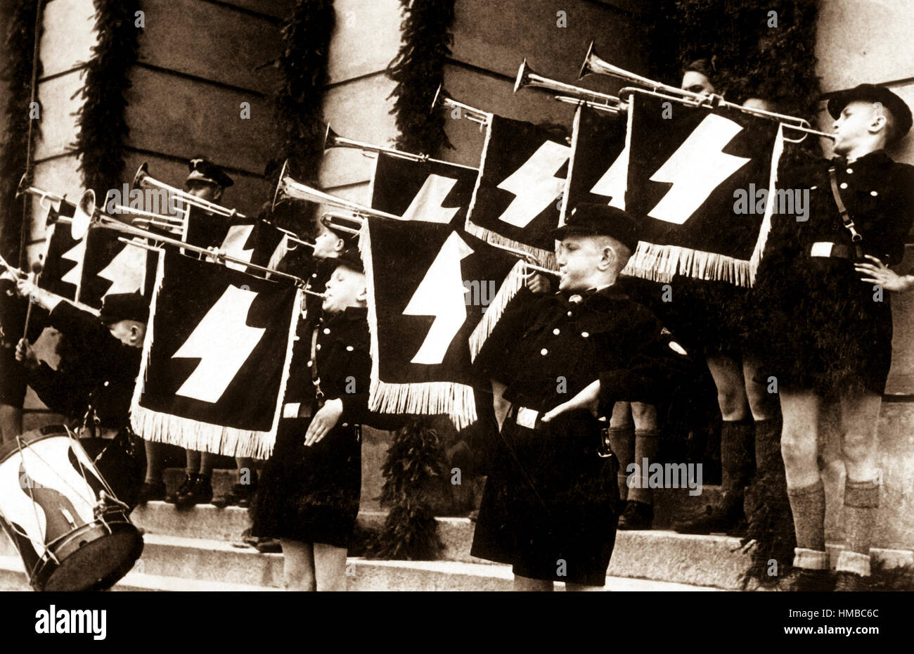 Weihestunde der Hj Vor Dem Rathaus in Tomaszow bin 11.5.1941.  Hitler Jugend Stunde des Gedenkens vor dem Rathaus in Tomaszow, Polen, 11. Mai 1941. Stockfoto