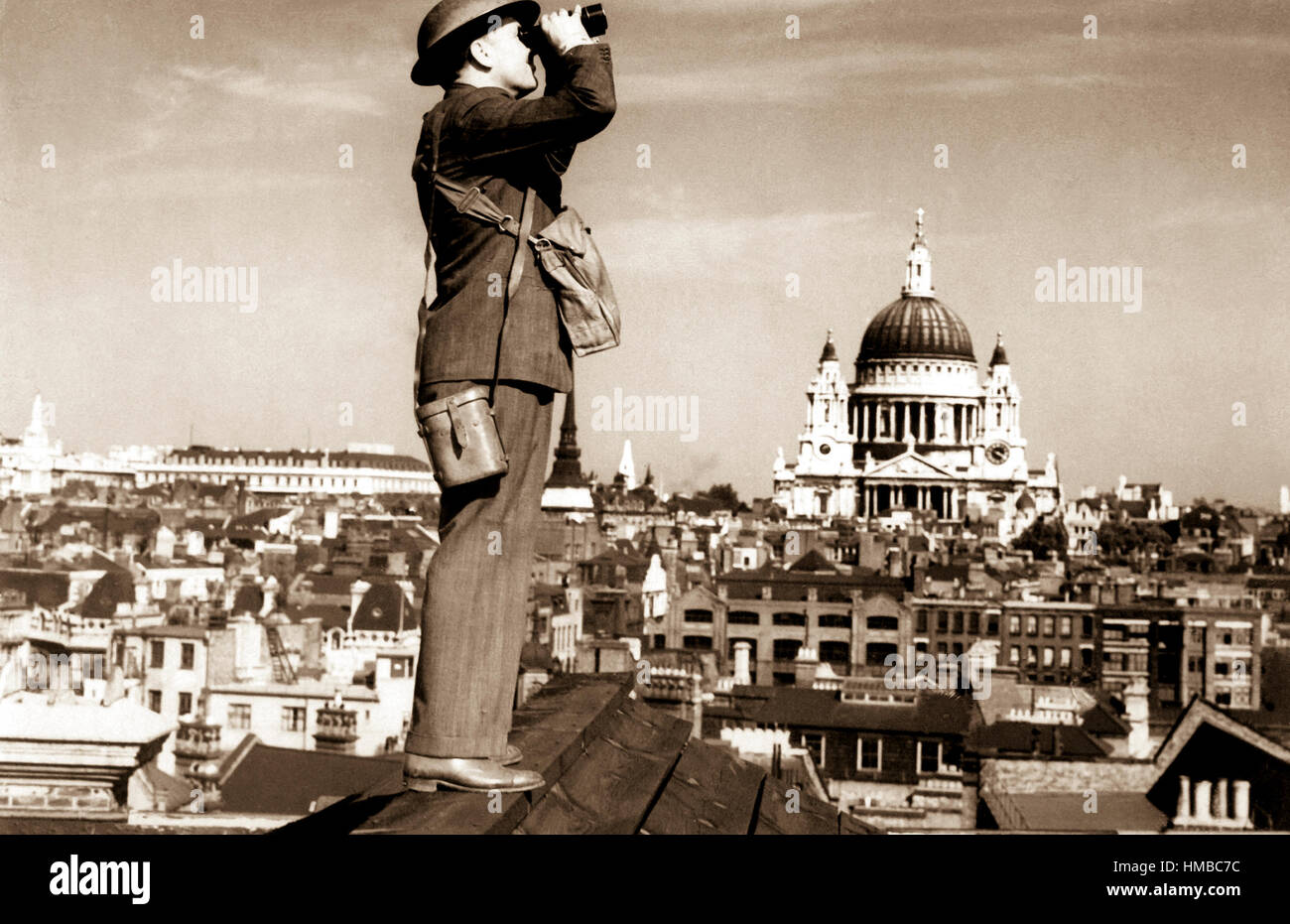 Flugzeug-Spotter auf dem Dach eines Gebäudes in London mit St. Pauls Kathedrale im Hintergrund. Stockfoto