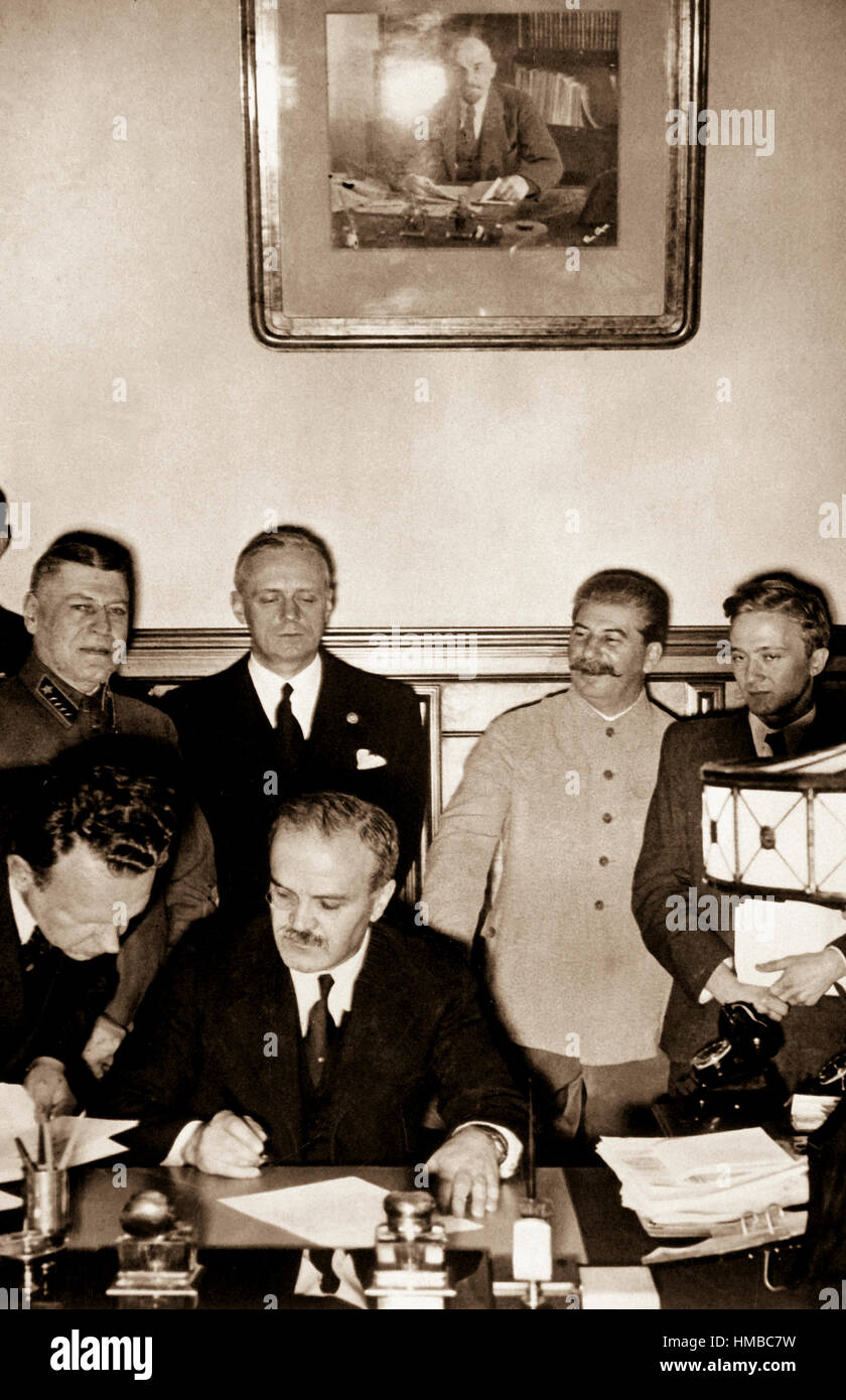 Sowjetischen Außenministers Molotov unterzeichnet der Deutsch-sowjetischen Nichtangriffspakt; Joachim von Ribbentrop und Josef Stalin stehen hinter ihm, Moskau, 23. August 1939.  Sammlung von Ribbentrop.  (Ausländische Records beschlagnahmt) NARA-DATEI #: 242-JRPE-44 KRIEG & KONFLIKT BUCH #: 990 Stockfoto