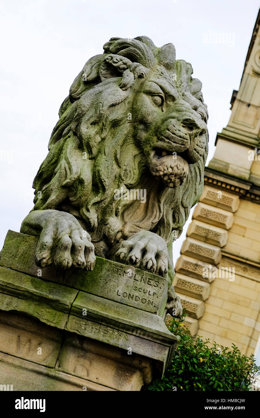 Löwenstatue von dem Bildhauer Thomas Milnes Titus Salze Dorf Saltaire, West Yorkshire, England Stockfoto