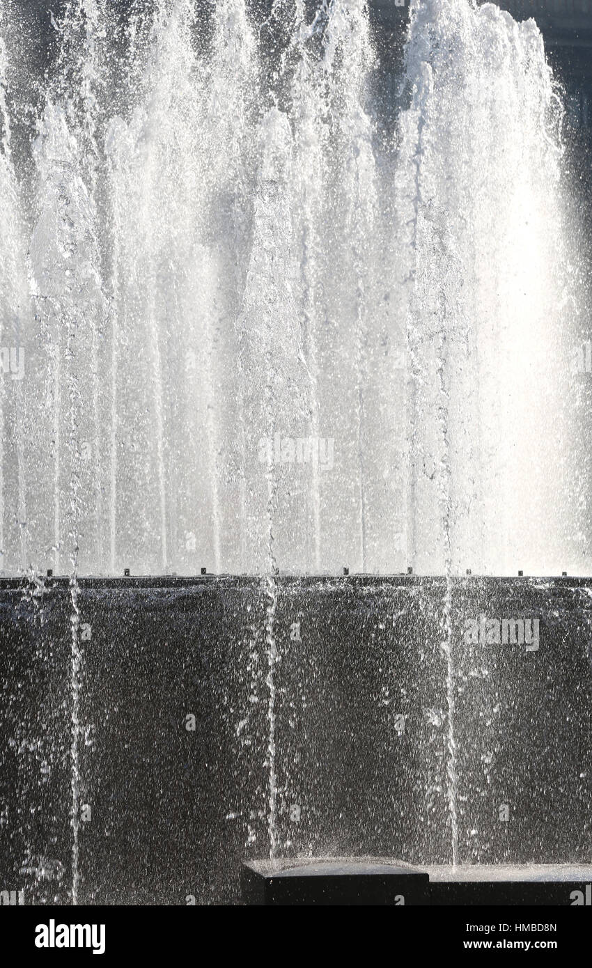 großer Brunnen mit viele Sprays und Düsen mit kaltem Wasser auf dem Platz einer europäischen Stadt Stockfoto