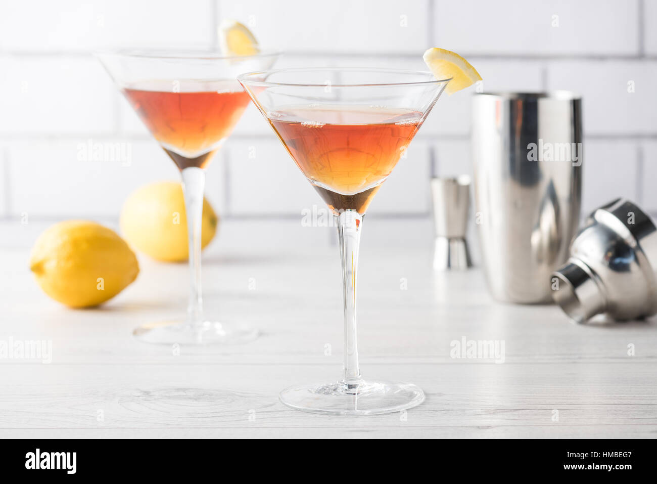 Frisch nach Hause gemacht Manhattan Cocktails mit Zitrone und Cocktailkirsche Stockfoto