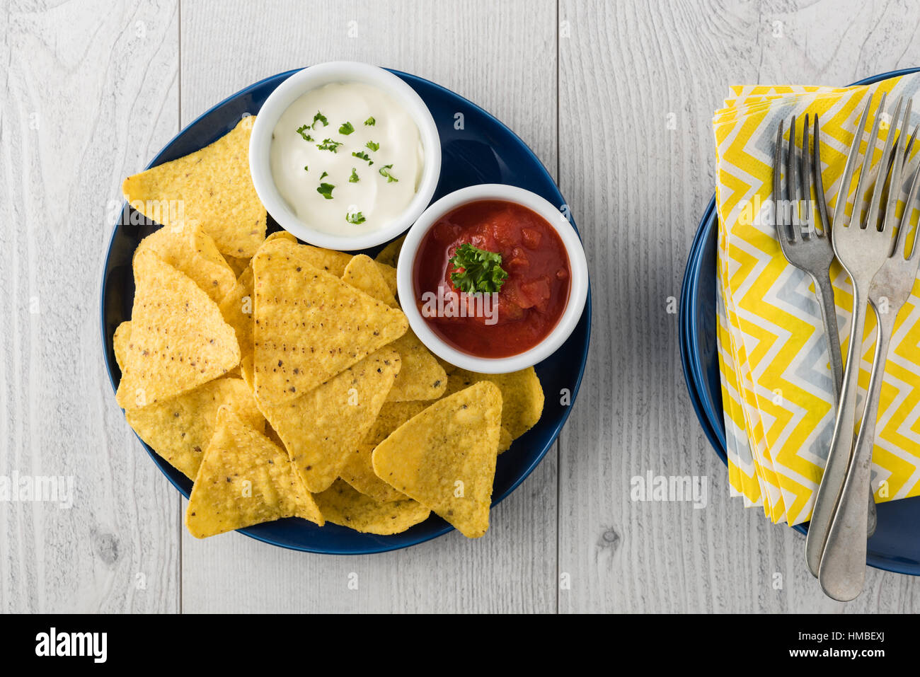 Nachos mit Salsa und Sauerrahm-dips Stockfoto