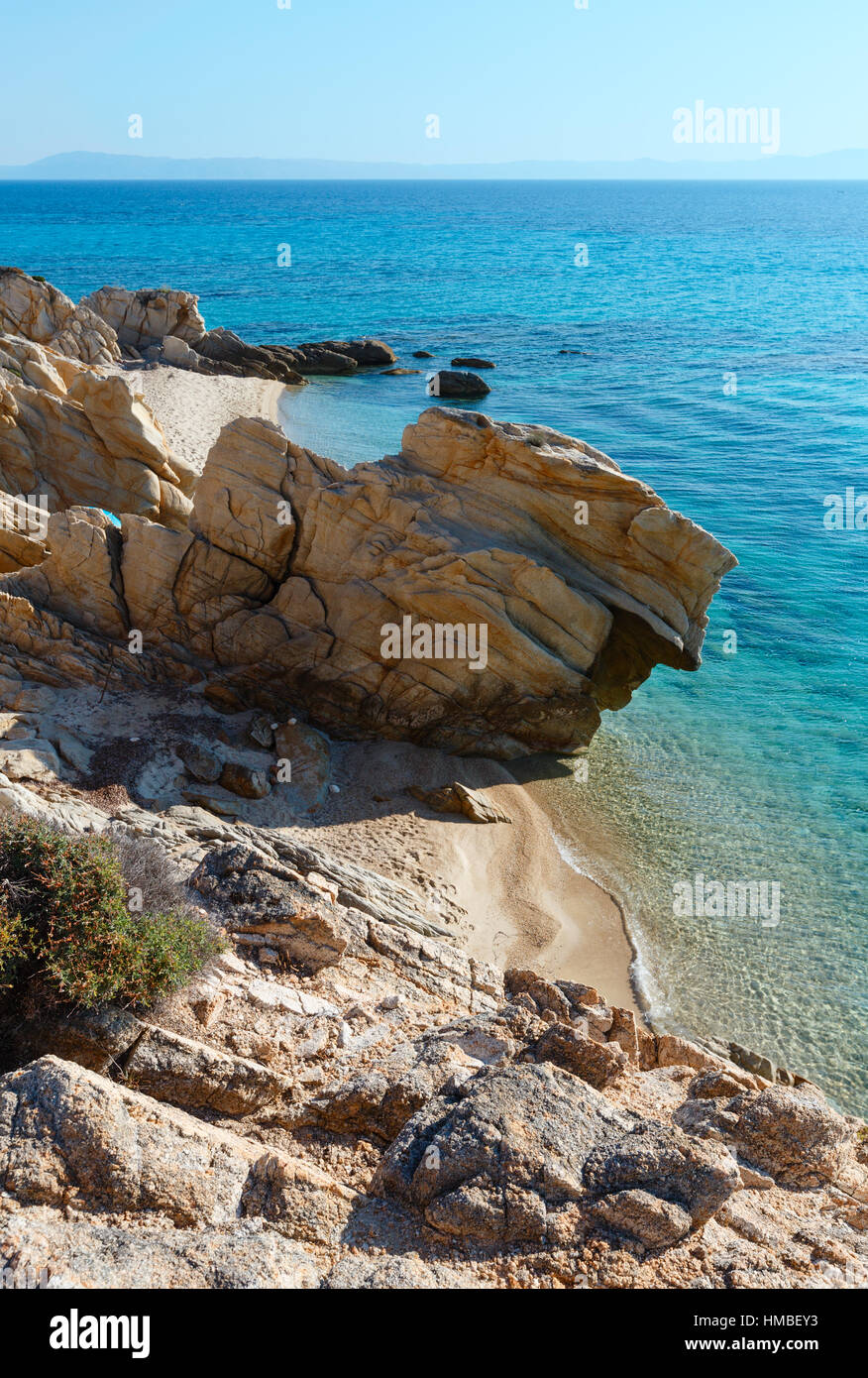 Kleine Sandstrände zwischen Felsen. Sommermorgen Sithonia Halbinsel Küste (Chalkidiki, Griechenland). Stockfoto