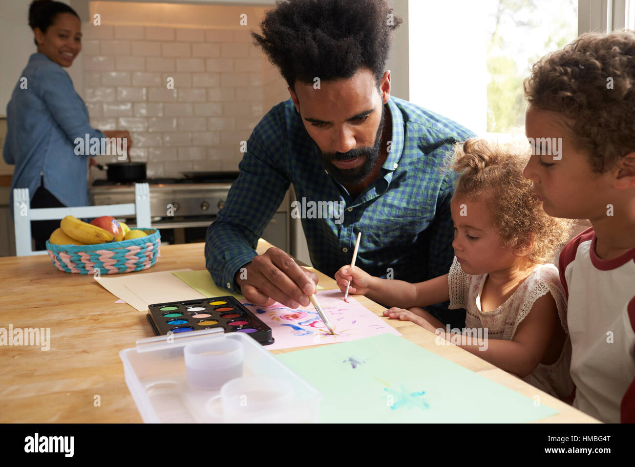 Kinder und Vater Gemälde Bild auf Küchentisch Stockfoto