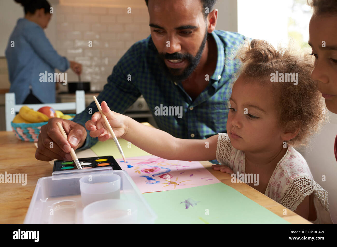Kinder und Vater Gemälde Bild auf Küchentisch Stockfoto