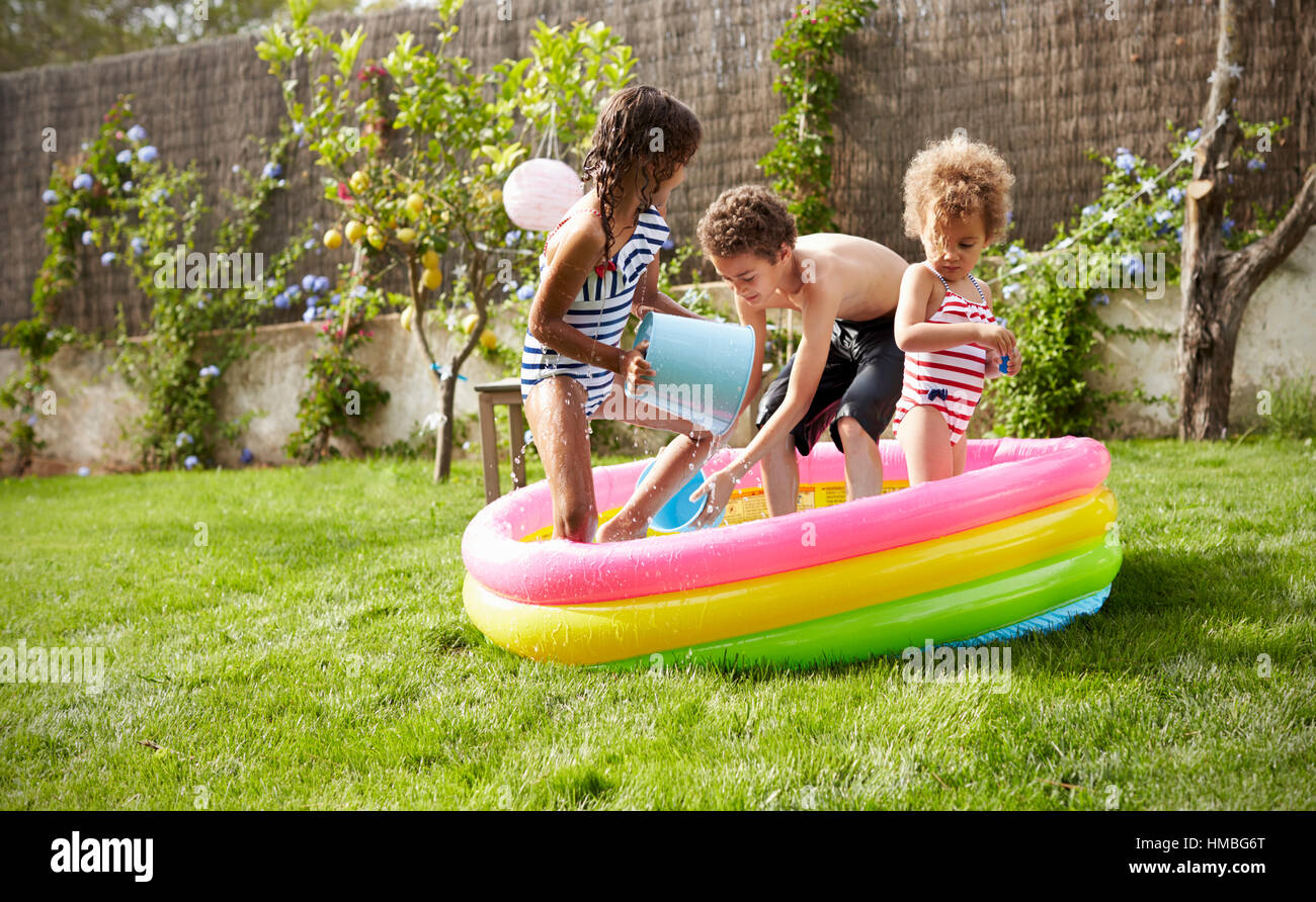 Kinder, die Spaß im Garten Planschbecken Stockfotografie Alamy