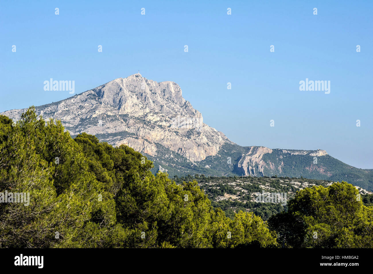 Die "Montagne Sainte-Victoire" Kalkberge (Südost-Frankreich). Stockfoto