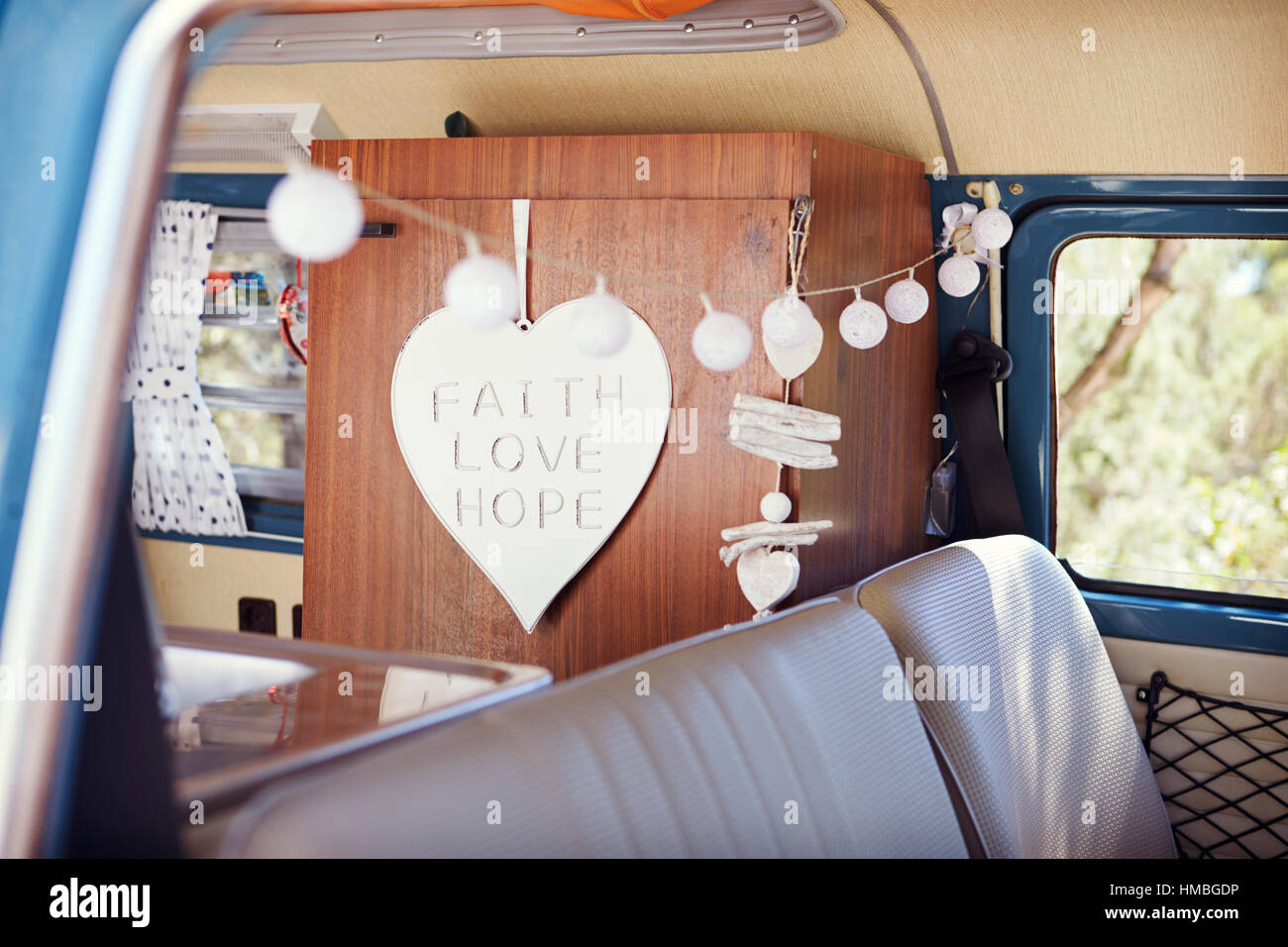 Blick durch Fenster dekoriert Retro-Camper van Interieur Stockfoto