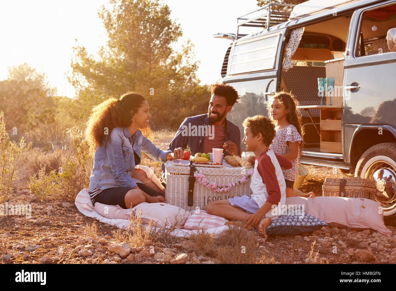 Familie mit einem Picknick neben ihrem Wohnmobil, in voller Länge Stockfoto