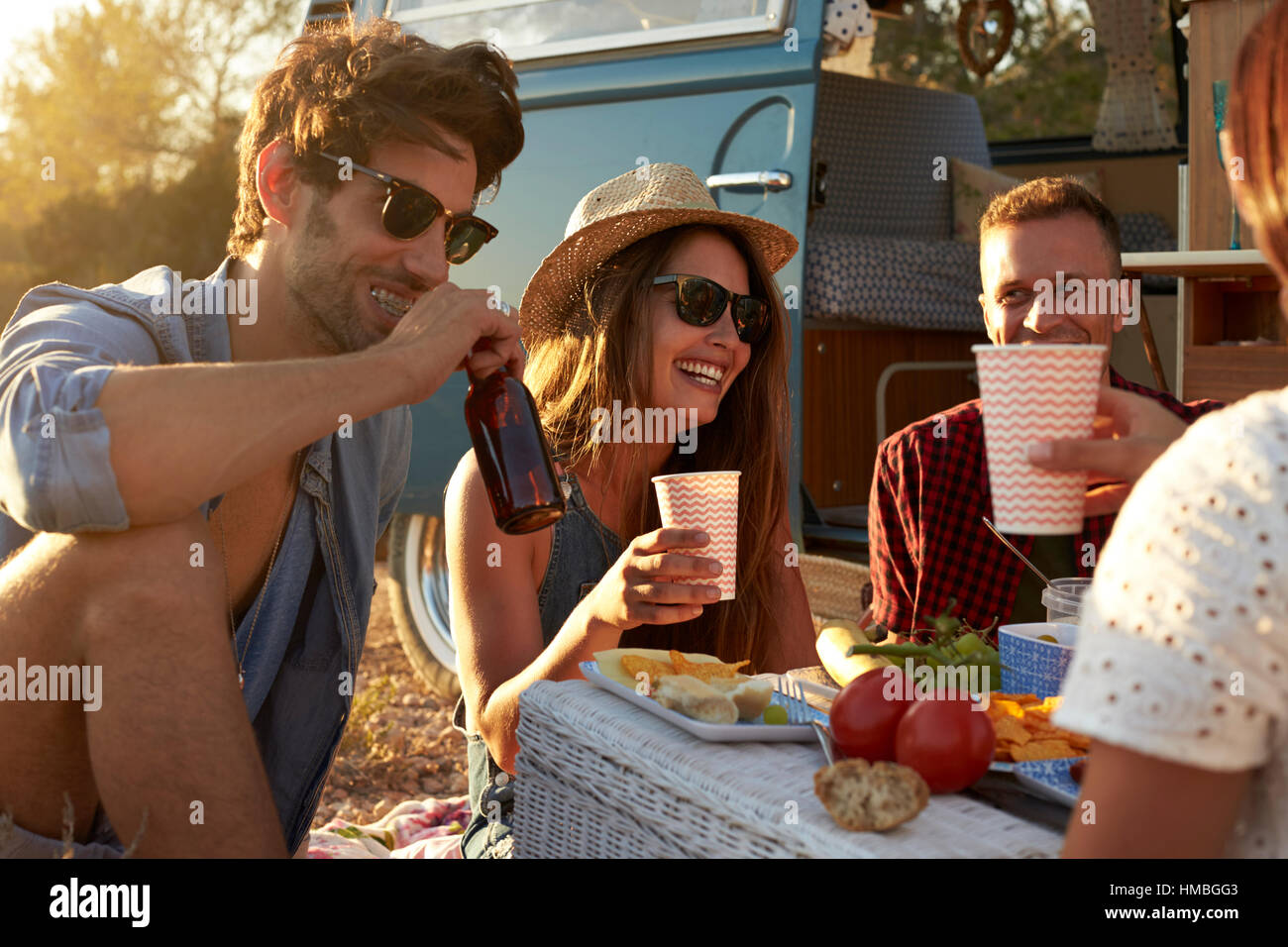 Freunde auf einem Roadtrip mit einem Picknick neben dem Wohnmobil Stockfoto