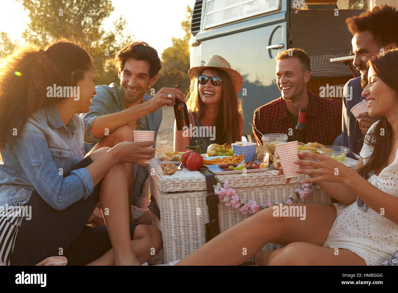 Genießen Sie ein Picknick neben ihrem Wohnmobil Freunde Stockfoto