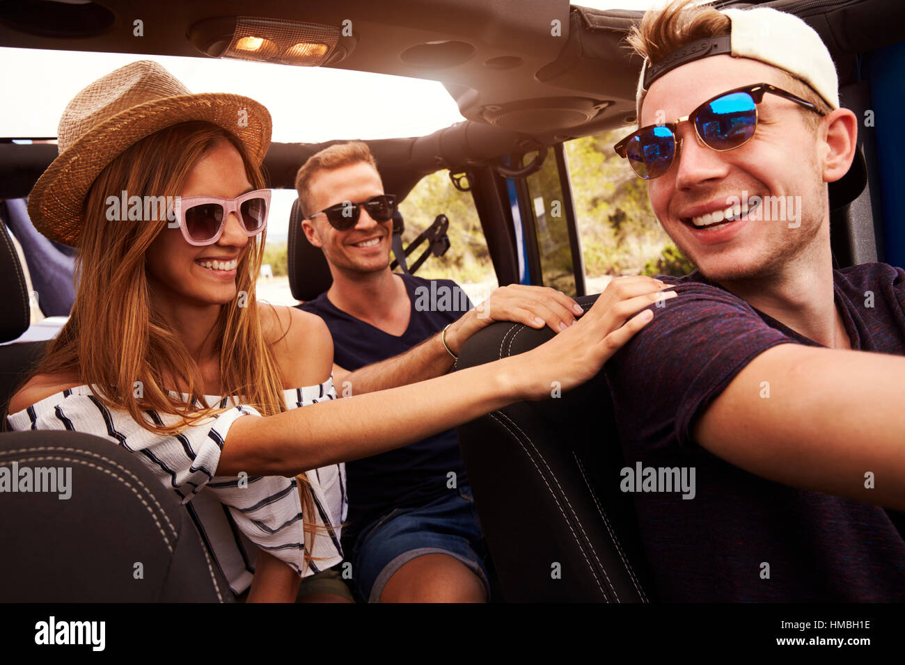 Gruppe von Freunden, die Landstraße Top Großraumwagen befahren Stockfoto