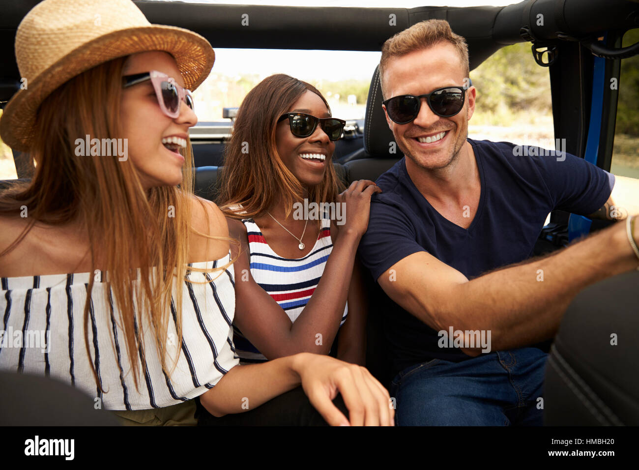 Gruppe von Freunden, die Landstraße Top Großraumwagen befahren Stockfoto