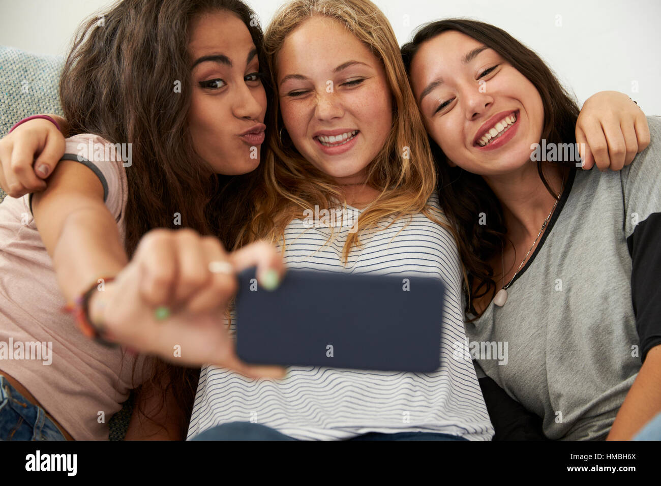Drei Mädchen im Teenageralter die Selfie zu Hause Fokus auf Mädchen Stockfoto
