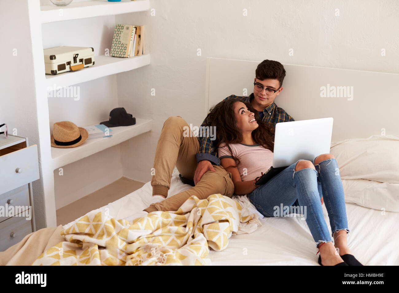 Teenager-paar entspannende im Schlafzimmer schauen einander Stockfoto