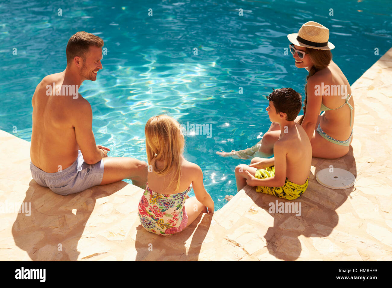 Rückansicht der Familie im Urlaub entspannte Outdoor-Pool Stockfoto