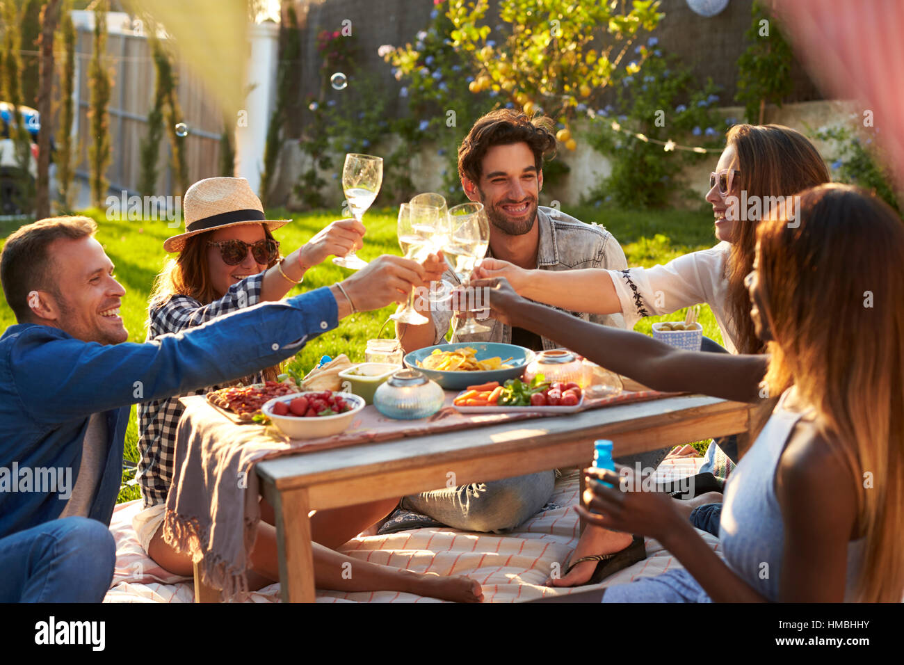 Gruppe von Freunden, die Outdoor-Picknick im Garten Stockfoto