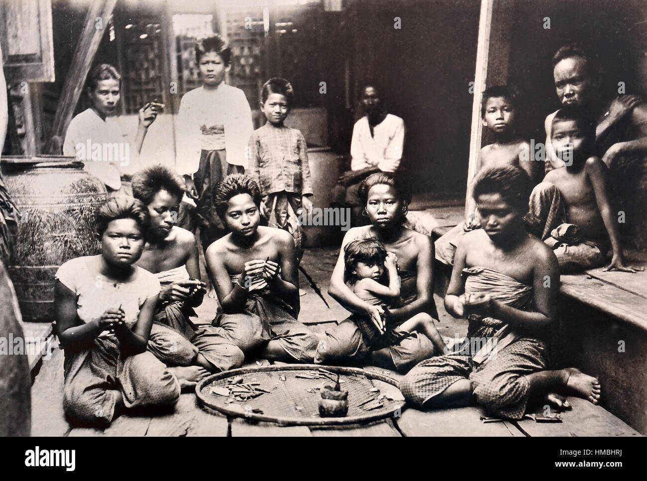 Einheimische Frauen Vorbereitung Betelnuss 1890-1900 Landschaft Thailand Thai Siam (Betel Quid kauen seit jeher ein wichtiger Bestandteil der thailändischen Kultur und Tradition. In der Vergangenheit war das Kauen von Betel eine beliebte tägliche Aktivität bei (Maak)) Stockfoto